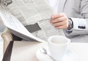 ロビーで朝刊を